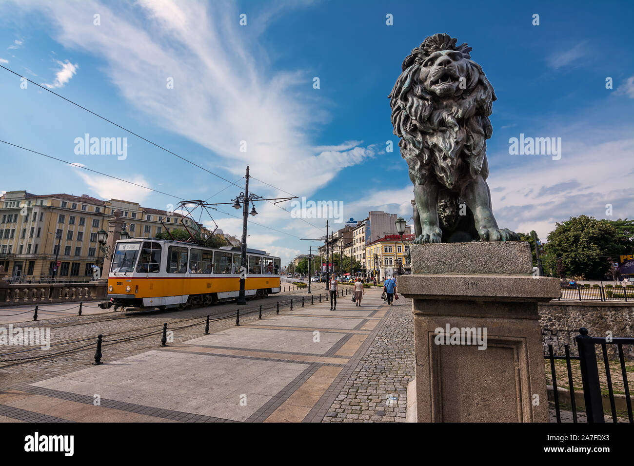 Sofia, Bulgaria - 25 Giugno 2019: il tram che passa sul Ponte dei Leoni a Sofia Foto Stock