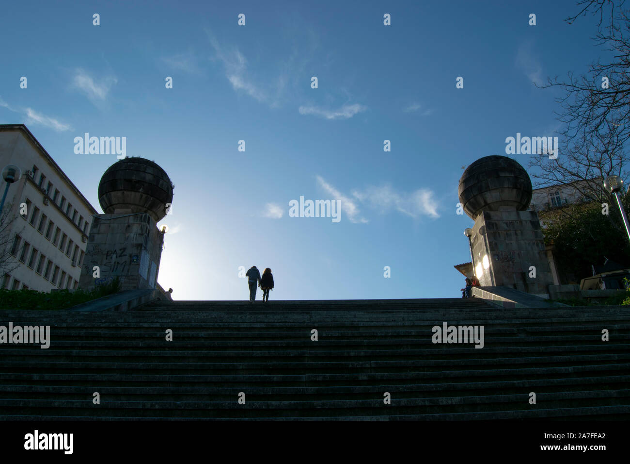 Due persone salgono sulla scalinata monumentale nella parte moderna dell'Università di Coimbra in Portogallo Foto Stock