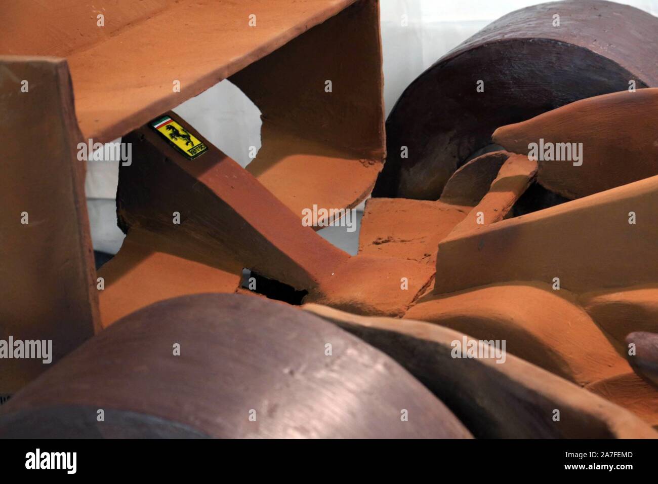 Modena, Italia. 2 Nov 2019.una riproduzione della Ferrari F2004, il maggior successo della vettura pilotata da Michael Schumacher, creato dal maestro di cioccolato Mirco Della Vecchia in onore del pilota tedesco, sul display nel caso Sciocola utilizzo editoriale credito solo: Indipendente Photo Agency Srl/Alamy Live News Foto Stock