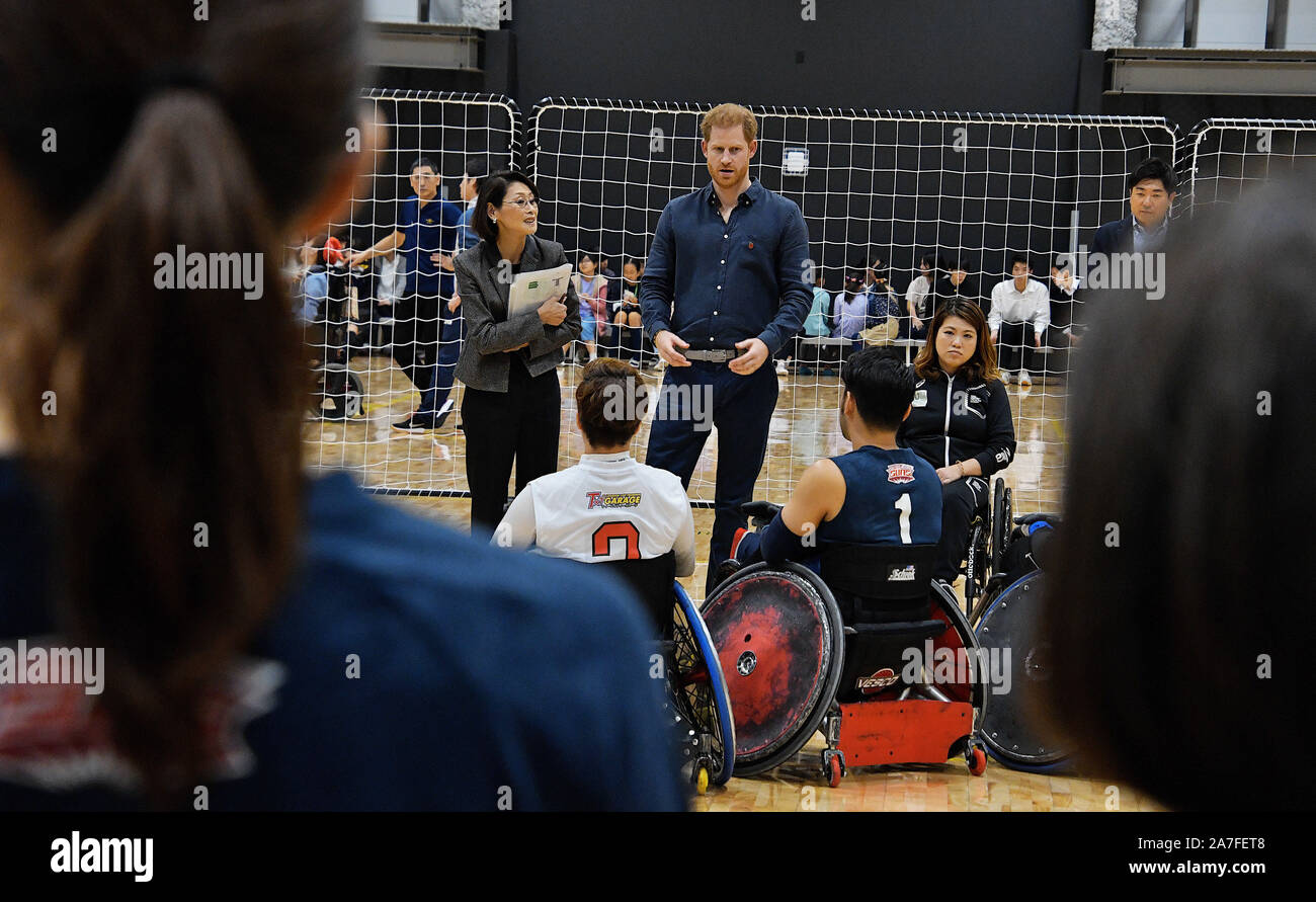 Tokyo, Giappone. 02Nov, 2019.Il principe Harry, S.A.R. il Duca di Sussex parla con para gli atleti durante la carrozzella rugby sessione di formazione presso il Para Arena a Tokyo in Giappone sabato 2 novembre 2019. In un viaggio per il Guerriero giochi in USA nel 2013, S.A.R. il Duca di Sussex ha visto di prima mano come la potenza dello sport può aiutare fisicamente e psicologicamente e socialmente coloro che soffrono di lesioni e malattie. Egli è stato ispirato dalla sua visita e ha creato il 'Invictus Games Fondazione' utilizzare il potere dello sport per ispirare il recupero, sostenere la riabilitazione su 2014. Credito: UPI/Alamy Live News Foto Stock