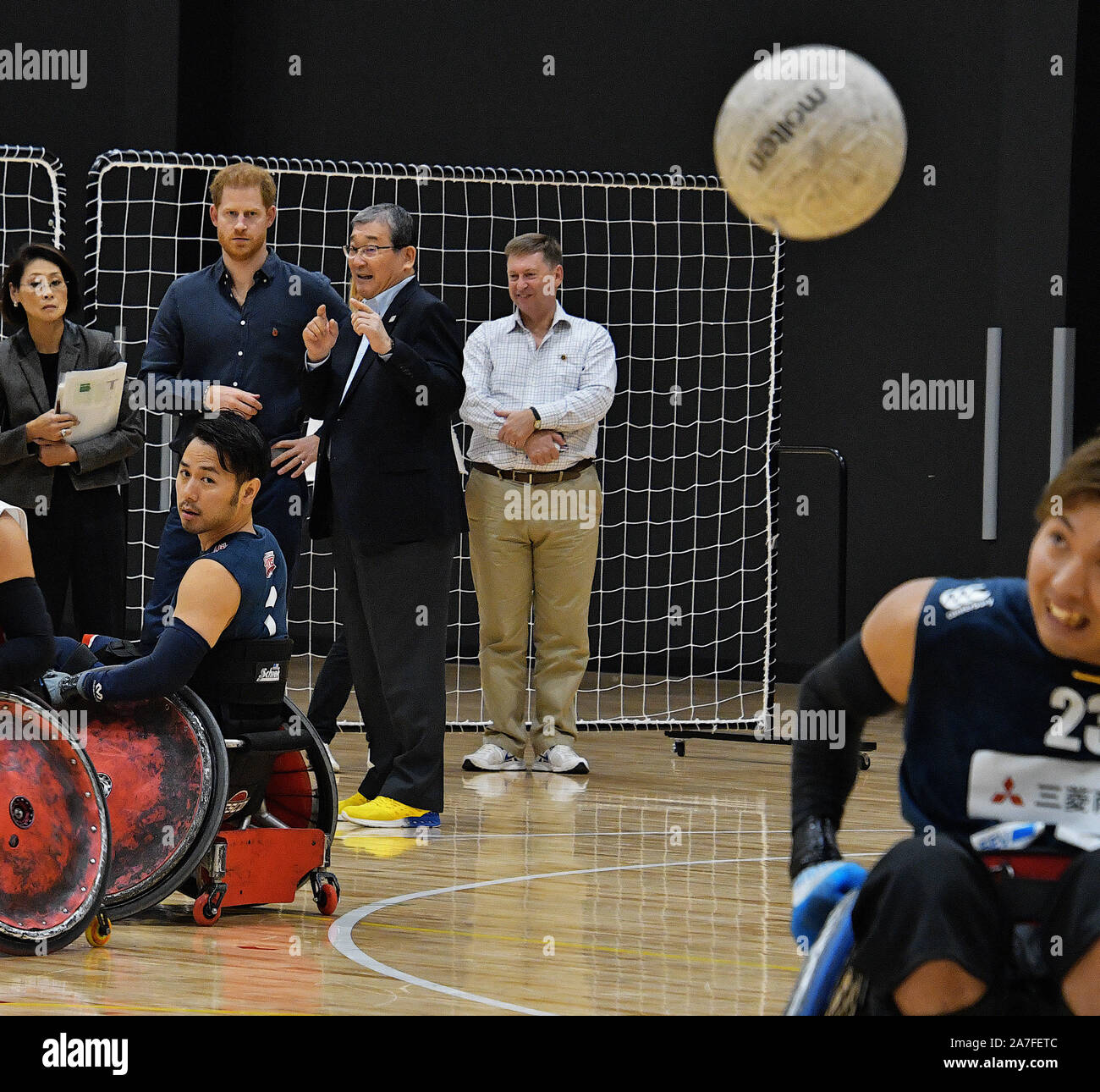 Tokyo, Giappone. 02Nov, 2019. Il principe Harry, S.A.R. il Duca di Sussex orologi la carrozzella rugby sessione di formazione presso il Para Arena a Tokyo in Giappone sabato 2 novembre 2019. In un viaggio per il Guerriero giochi in USA nel 2013, S.A.R. il Duca di Sussex ha visto di prima mano come la potenza dello sport può aiutare fisicamente e psicologicamente e socialmente coloro che soffrono di lesioni e malattie. Egli è stato ispirato dalla sua visita e ha creato il 'Invictus Games Fondazione' utilizzare il potere dello sport per ispirare il recupero, sostenere la riabilitazione su 2014. Credito: UPI/Alamy Live News Foto Stock