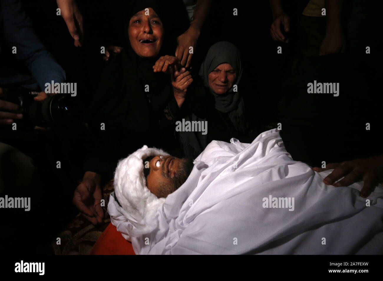 Khan Younis, Gaza. 02Nov, 2019. I parenti di 27-anno-vecchio Ahmed palestinese al-Shahri, uccisi durante un israeliano airstrike, piangono durante il suo funerale in Khan Yunis nel sud della striscia di Gaza il 2 novembre 2019. Decine di scioperi colpire l enclave palestinese nelle prime ore di oggi. una fonte di sicurezza a Gaza ha detto. Foto di Ibrahim Al-Khatib /UPI. Credito: UPI/Alamy Live News Foto Stock