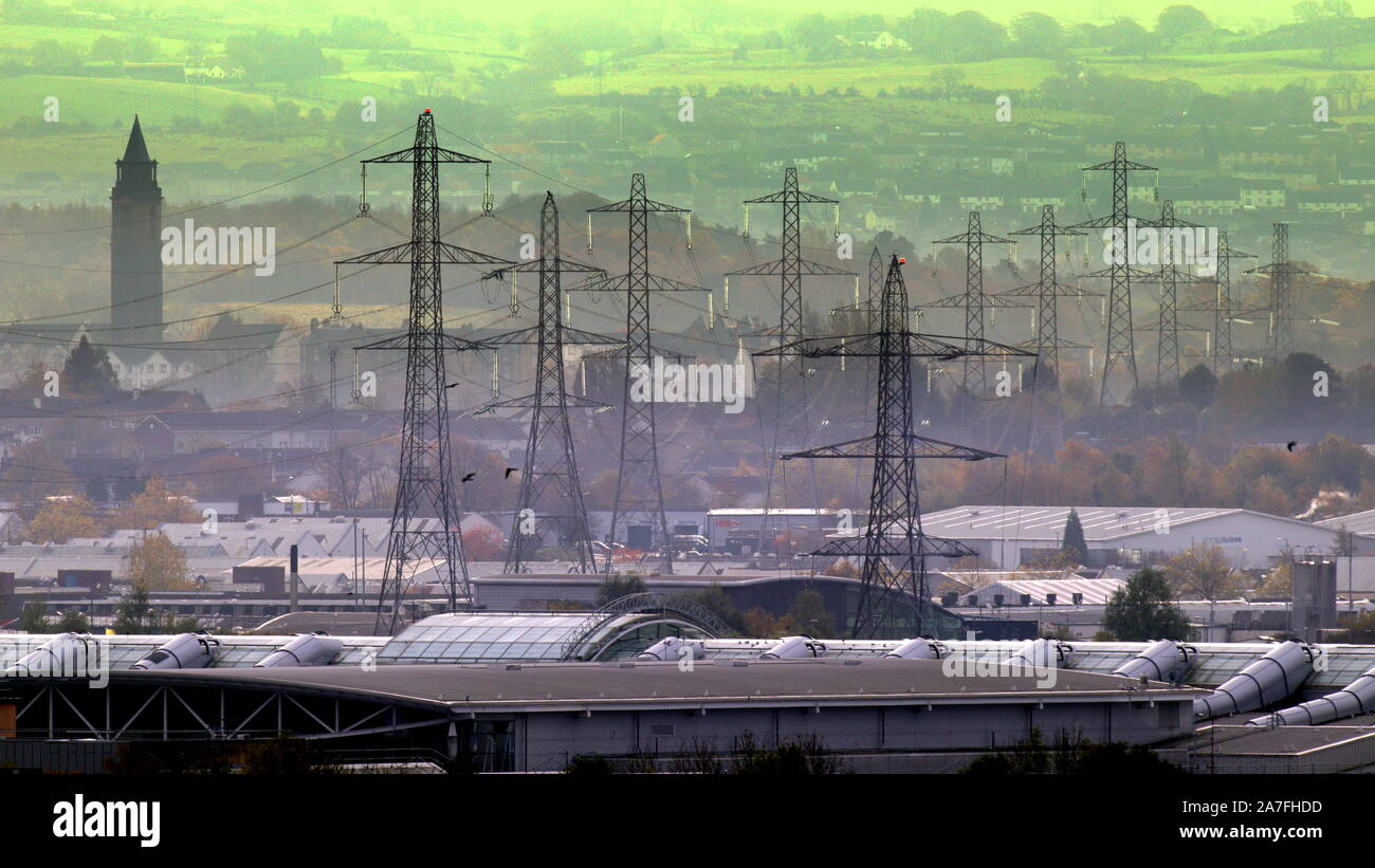 Glasgow, Scotland, Regno Unito il 2 novembre, 2019. Meteo REGNO UNITO: autunno si sposta in inverno come pioggia risultati in visibilità limitata come punto di riferimento locale ormai defunta leverndale ospedale torre in stile vittoriano sorge tra i tralicci elettrici di braehead con il intu shopping center tetto in primo piano . Credito: gerard ferry/Alamy Live News Foto Stock
