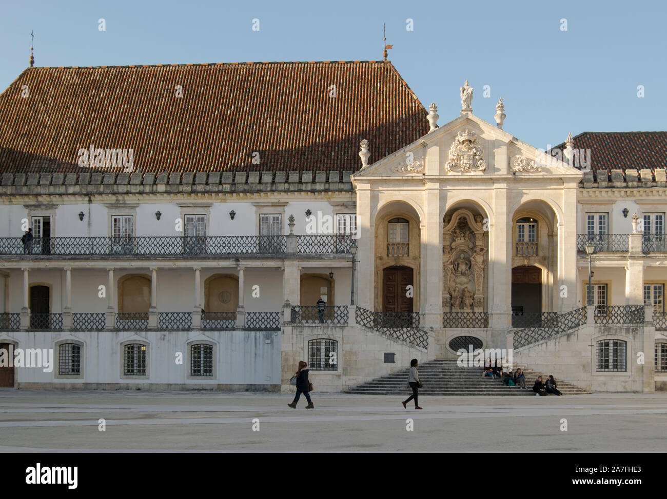 Studenti al di fuori della Facoltà di giurisprudenza dell'Università di Coimbra a Coimbra, Portogallo Foto Stock