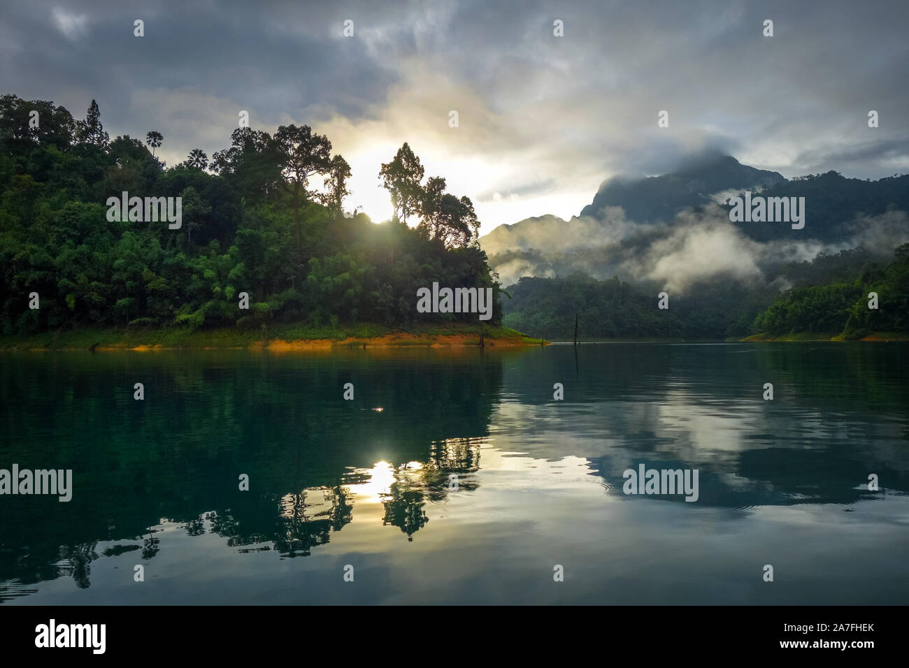 Sunrise sulla Lan Cheow Lago in Khao Sok National Park, Thailandia Foto Stock