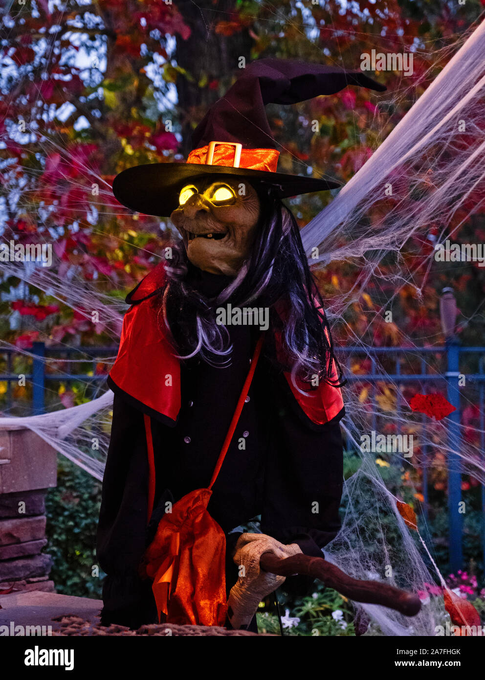 Una strega su una scopa - Halloween decorazioni in Nolansville, Tennessee. Foto Stock