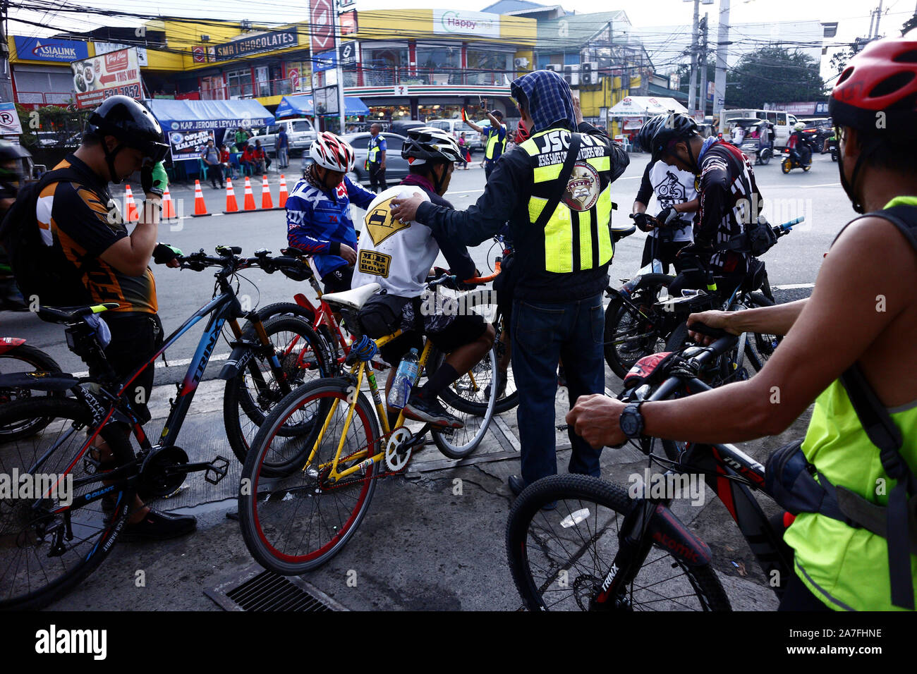 ANTIPOLO City, Filippine - 1 Novembre 2019: un gruppo di appassionati di mountain bike stop e dire una preghiera prima di partire per un viaggio. Foto Stock