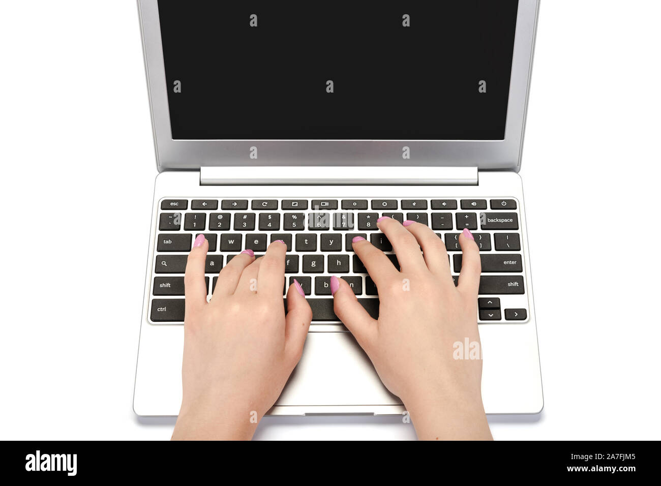 Top visualizza immagine della perfetta mani femminili digitando su un laptop su uno sfondo bianco Foto Stock