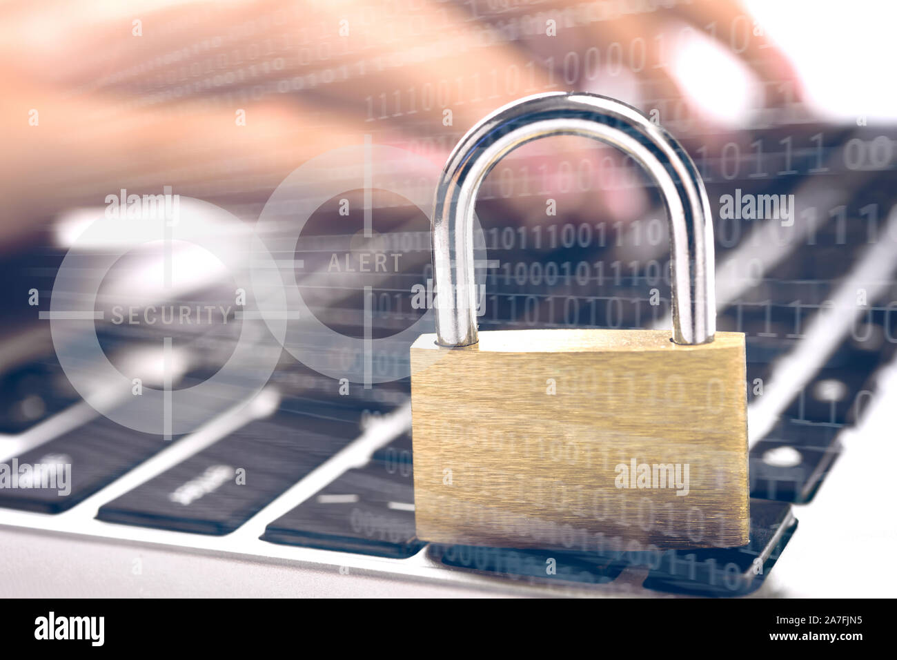 Concetto di sicurezza digitale e sistema cryptology - ologrammi digitali e lucchetto chiuso sul laptop e mani femminili digitando su una tastiera in ba Foto Stock