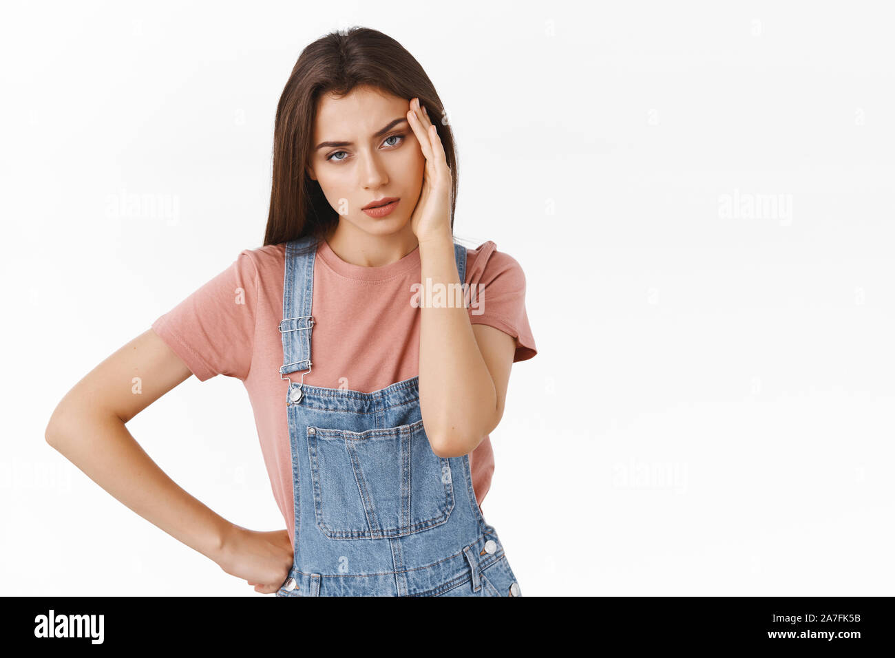 Ragazza avente emicrania dal ragazzo. Briga, infastiditi e stanchi stanchi donna in tuta, toccando il tempio, roll occhi e guardando drenati con sgomento Foto Stock