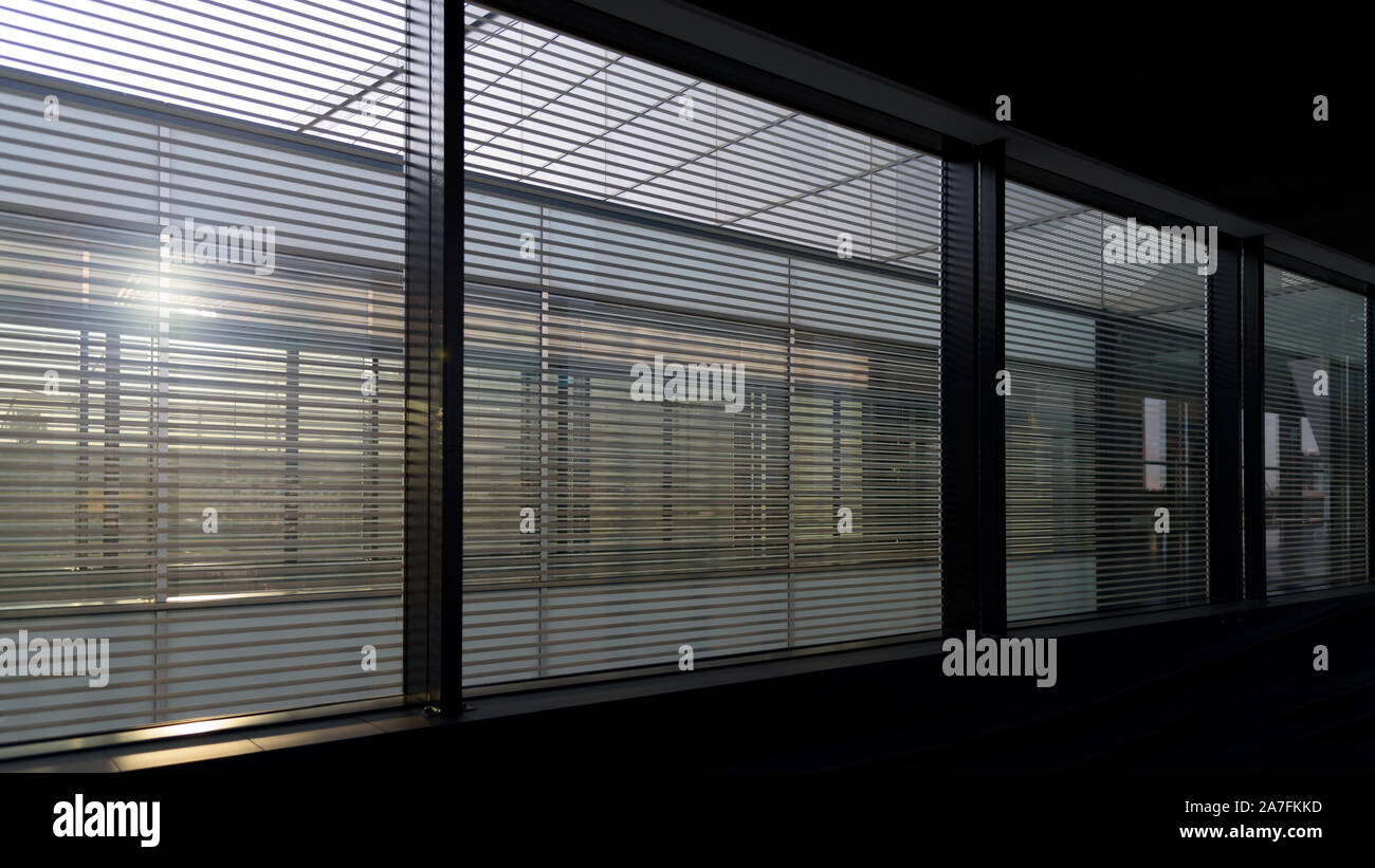 Background aziendale - windows in tipico aziendale o di un edificio pubblico interno con la luce del sole. Foto Stock