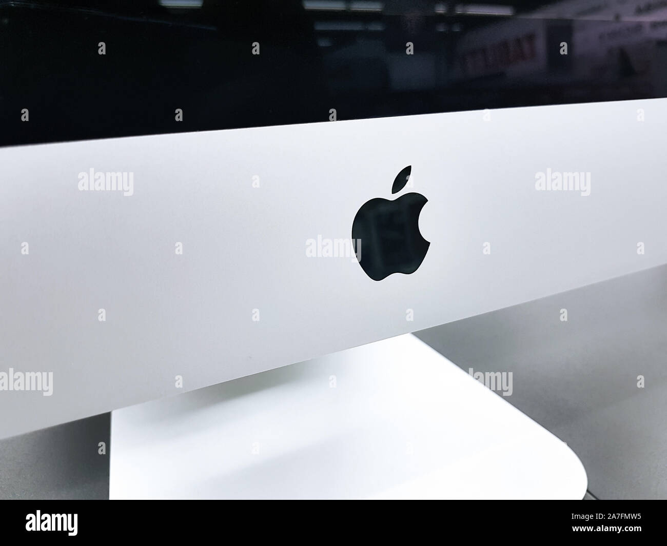 Tarnow, Polonia - 14 ottobre 2019:Close-up del logo Apple sul nuovo iMac Pro all-in-one personal computer nel computer Apple Store. Foto Stock