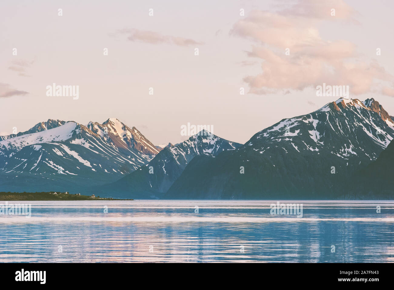 Norvegia paesaggio delle montagne e la vista del fiordo Lyngen tramonto Alpi Scandinave destinazioni di viaggio Foto Stock