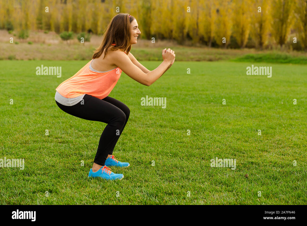 Una donna attraente esercizio all'aperto su un campo di calcio Foto Stock
