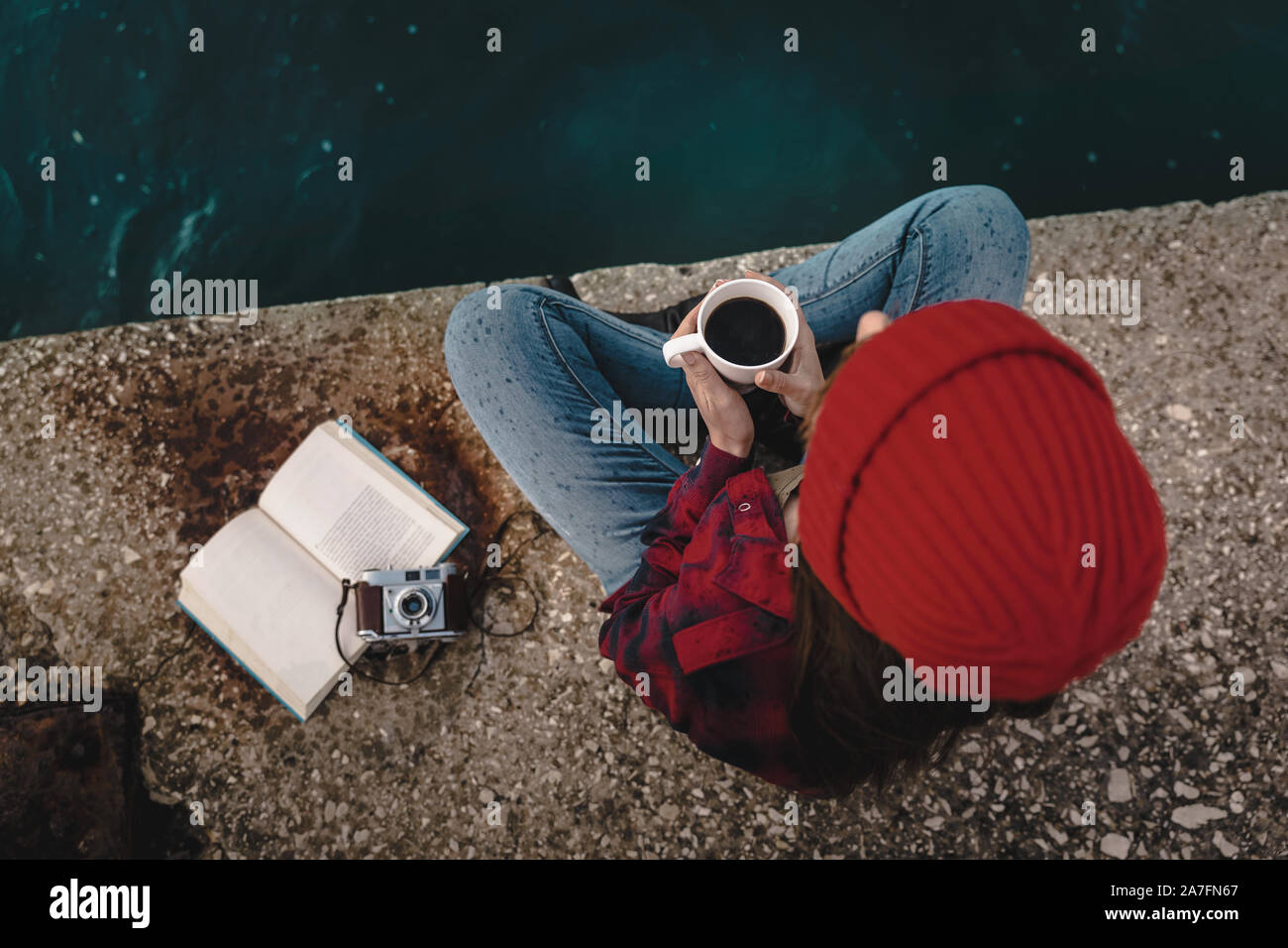 Bella donna godendo della sua giornata nel lago con una tazza di caffè caldo Foto Stock