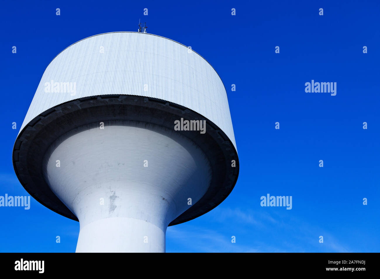 Umea, Norrland Svezia - 10 Ottobre 2019: water tower visto un po' lontano con il blu del cielo Foto Stock