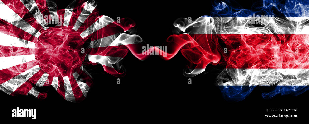 Giappone Rising Sun naval vs Costa Rica smoky mystic membri bandiere poste fianco a fianco. Spessa colorata setosa astratto di viaggio fuma banner Foto Stock