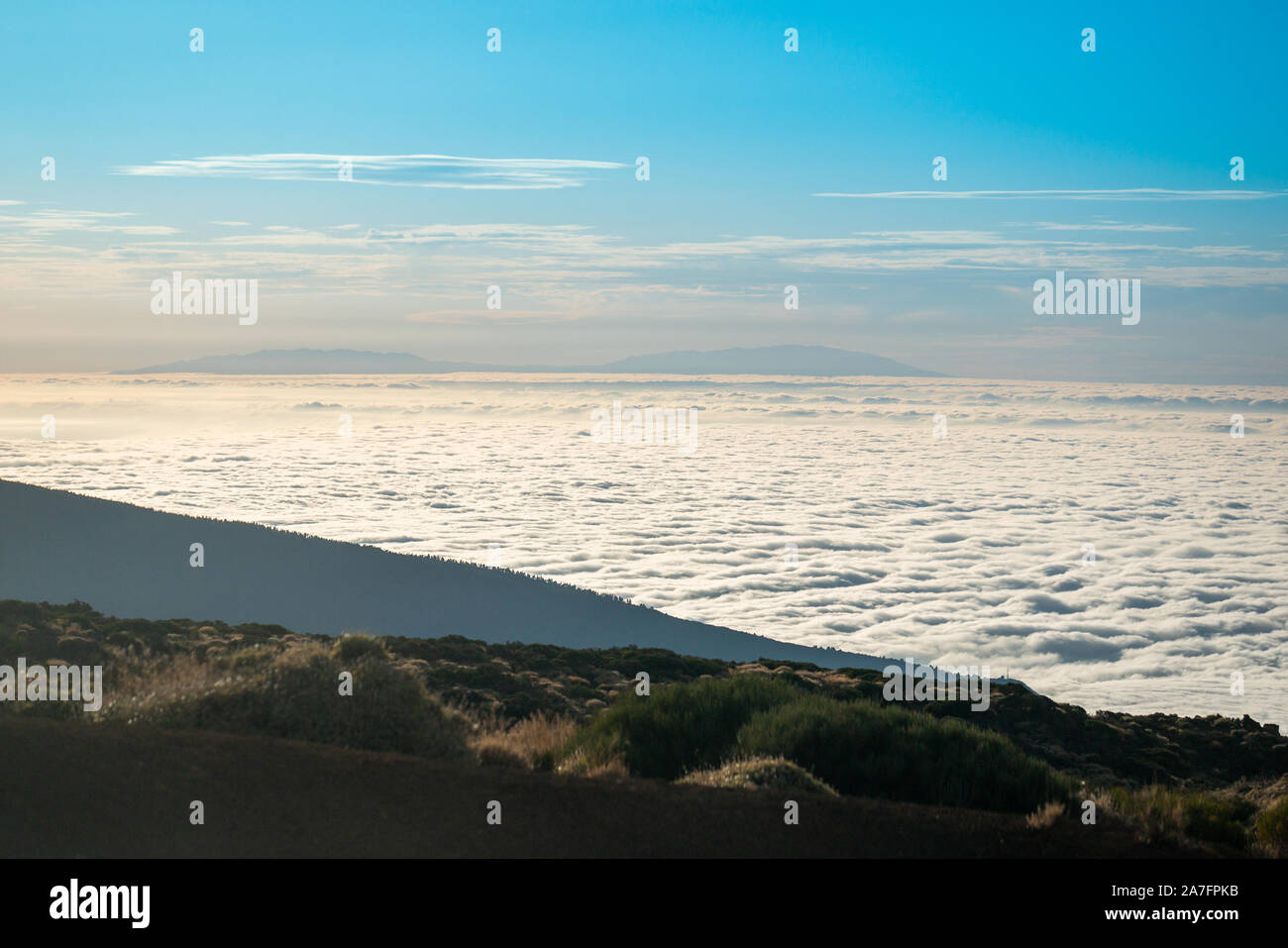 Mare di Nuvole sotto la cima del vulcano Teide Tenerife Foto Stock