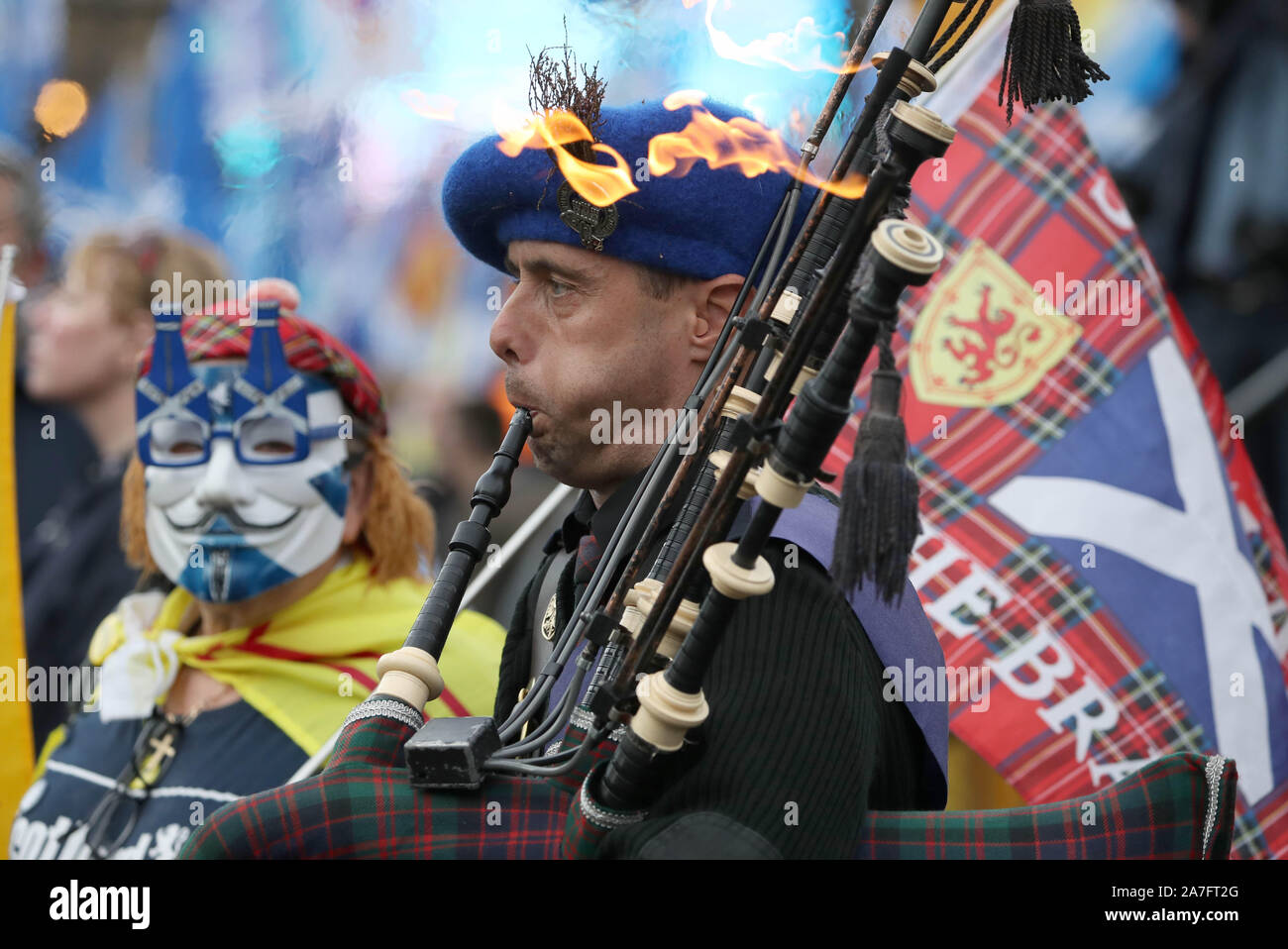 Un piper al Indyref rally 2020, ospitato da un quotidiano nazionale, in George Square a Glasgow. Foto Stock