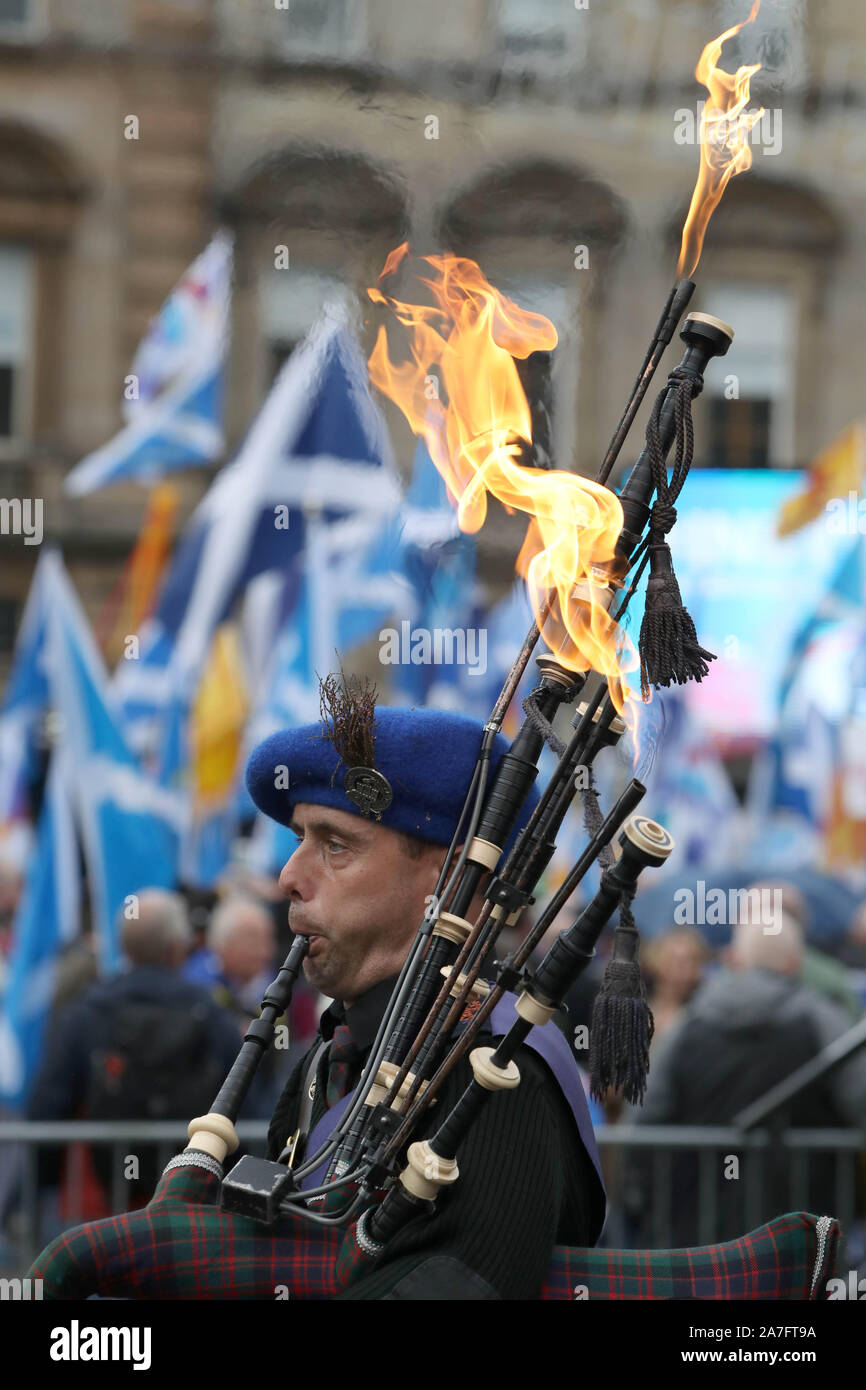 Un piper al Indyref rally 2020, ospitato da un quotidiano nazionale, in George Square a Glasgow. Foto di PA. Picture Data: Sabato 2 Novembre, 2019. Vedere PA storia politica di indipendenza. Foto di credito dovrebbe leggere: Andrew Milligan/PA FILO Foto Stock