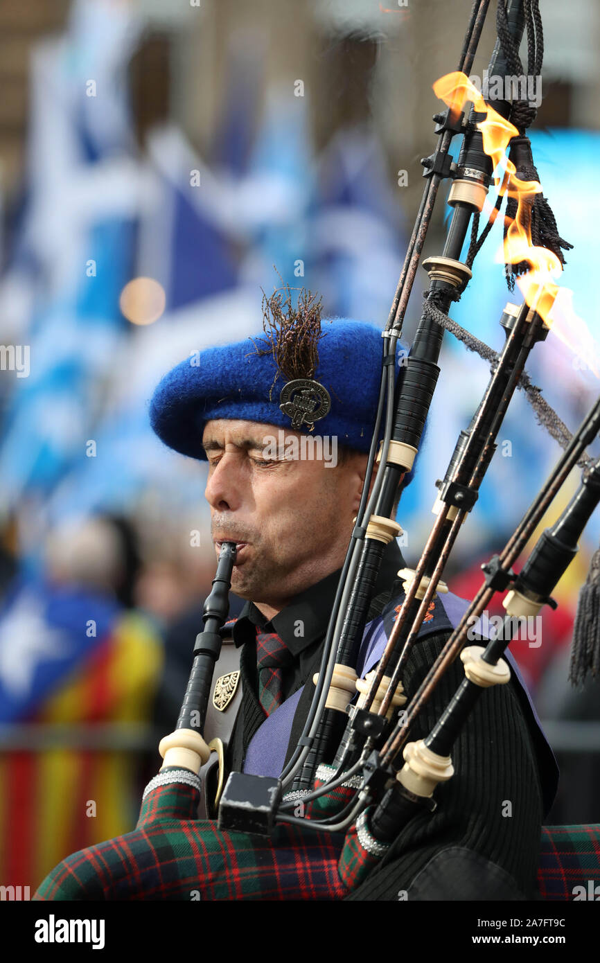 Un piper al Indyref rally 2020, ospitato da un quotidiano nazionale, in George Square a Glasgow. Foto di PA. Picture Data: Sabato 2 Novembre, 2019. Vedere PA storia politica di indipendenza. Foto di credito dovrebbe leggere: Andrew Milligan/PA FILO Foto Stock