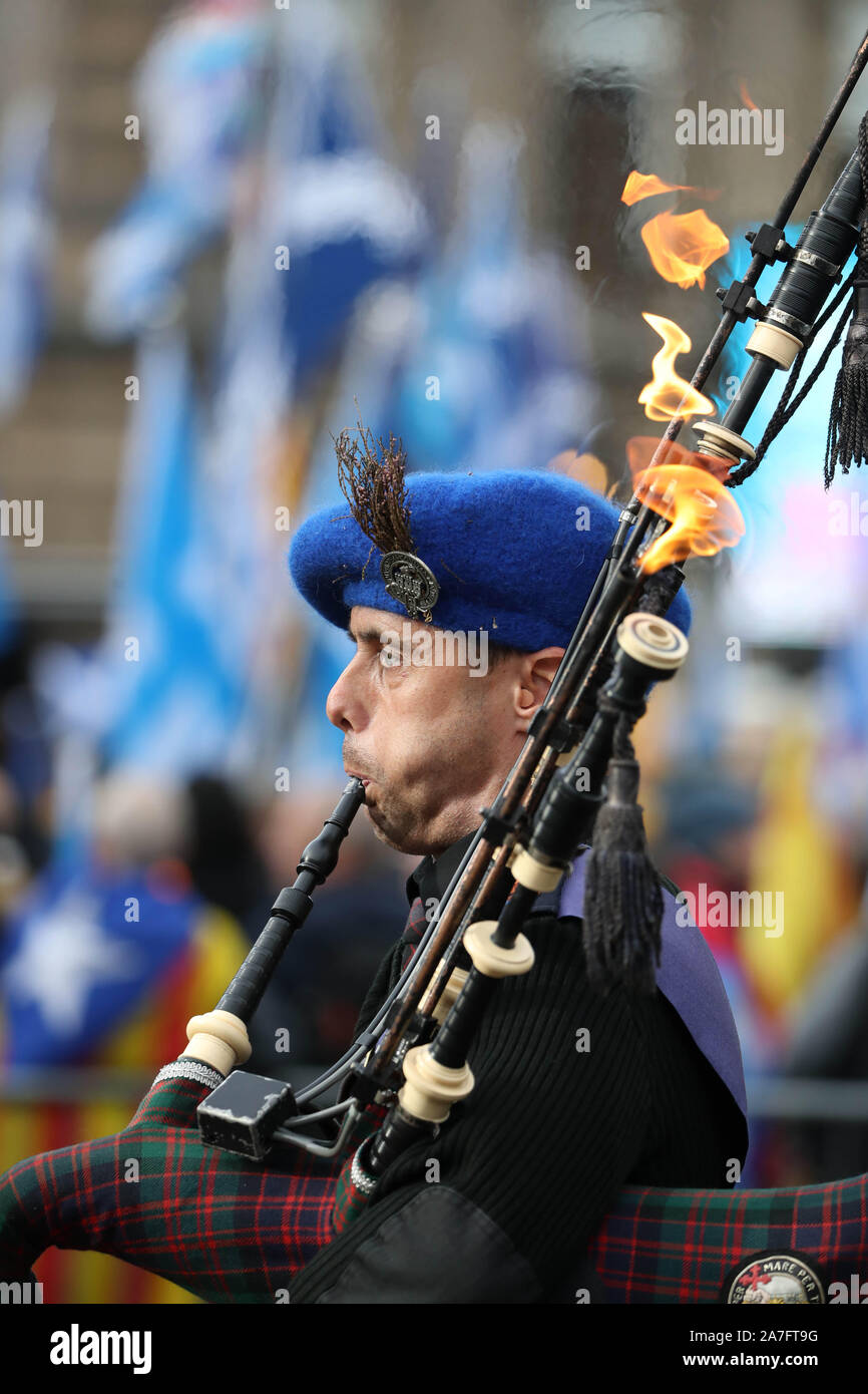 Un piper al Indyref rally 2020, ospitato da un quotidiano nazionale, in George Square a Glasgow. Foto di PA. Picture Data: Sabato 2 Novembre, 2019. Vedere PA storia politica di indipendenza. Foto di credito dovrebbe leggere: Andrew Milligan/PA FILO Foto Stock