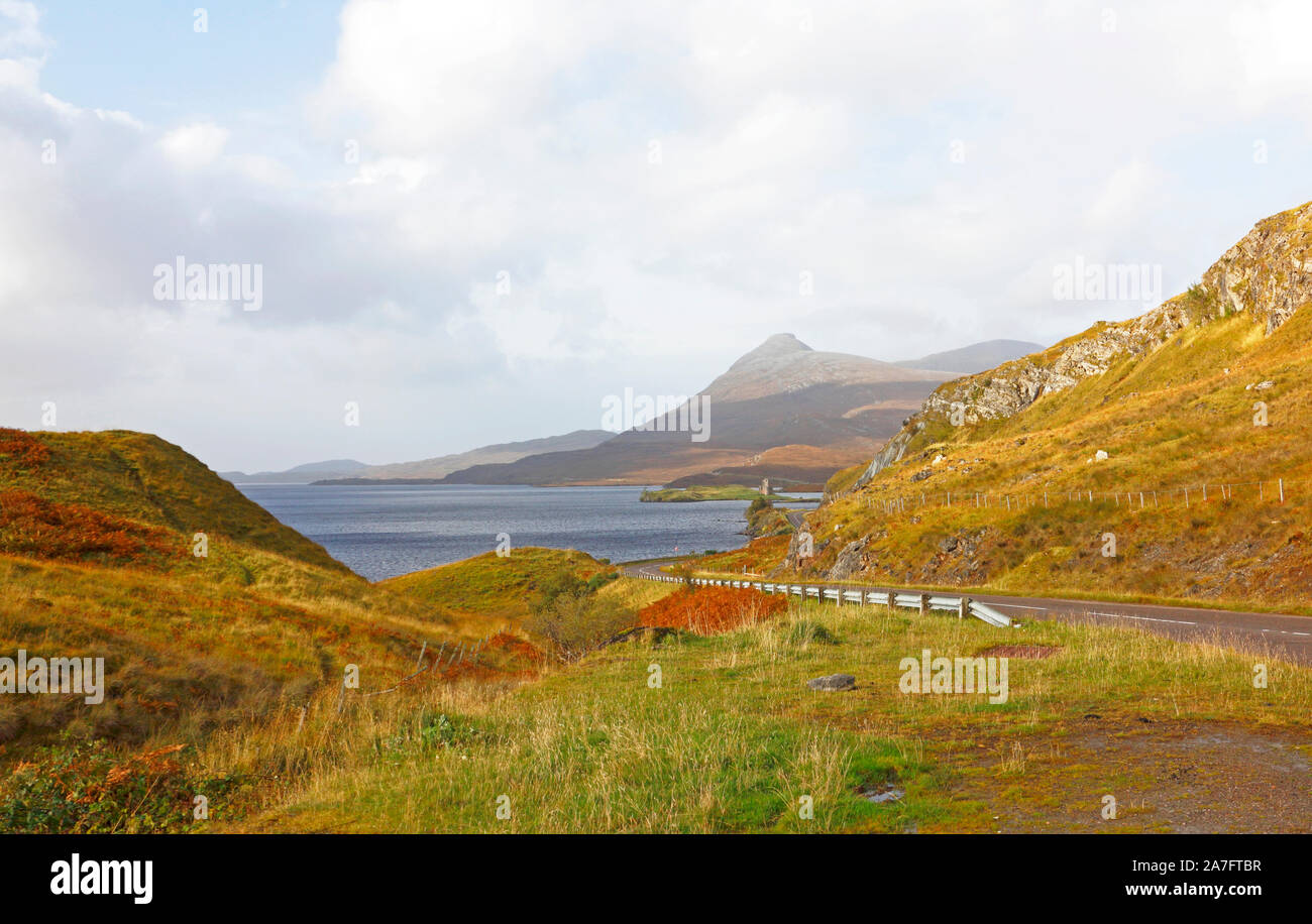 Una vista di Loch Assynt e sulle montagne circostanti dalla A837 strada in Sutherland, Scotland, Regno Unito, Europa. Foto Stock