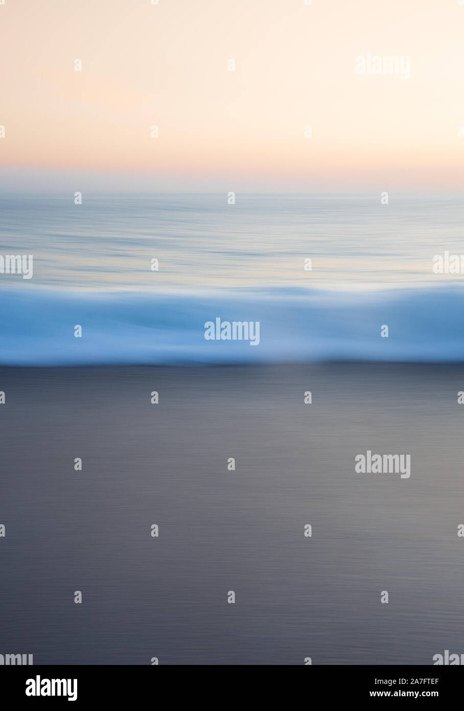 Un abstract sfondo immagine della natura di un onda sfocata in movimento preso da una spiaggia al tramonto che mostra la bellezza del mare e che rappresenta la calma di un Foto Stock
