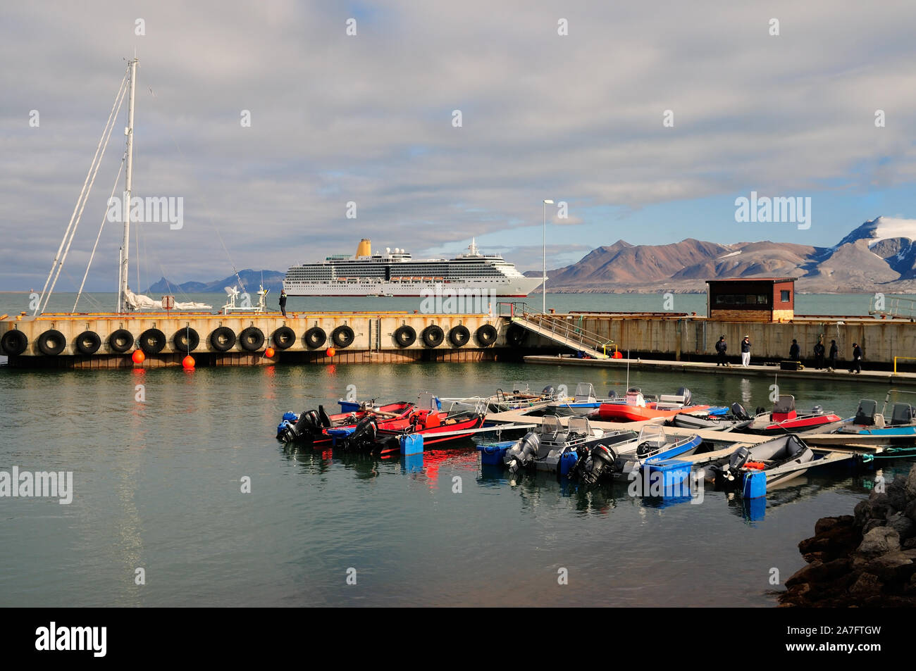 P&O NAVE DA CROCIERA Arcadia ancorato nel Kongsfjorden (Kings Bay), visto dal porto a Ny Alesund. Foto Stock