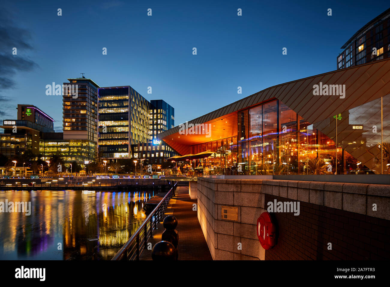 Notte a MediacityUK Salford Quays rigenerato docks, Reid architetti hanno progettato alchimista Media City con BBC studios e office HQ tutta la conca Foto Stock