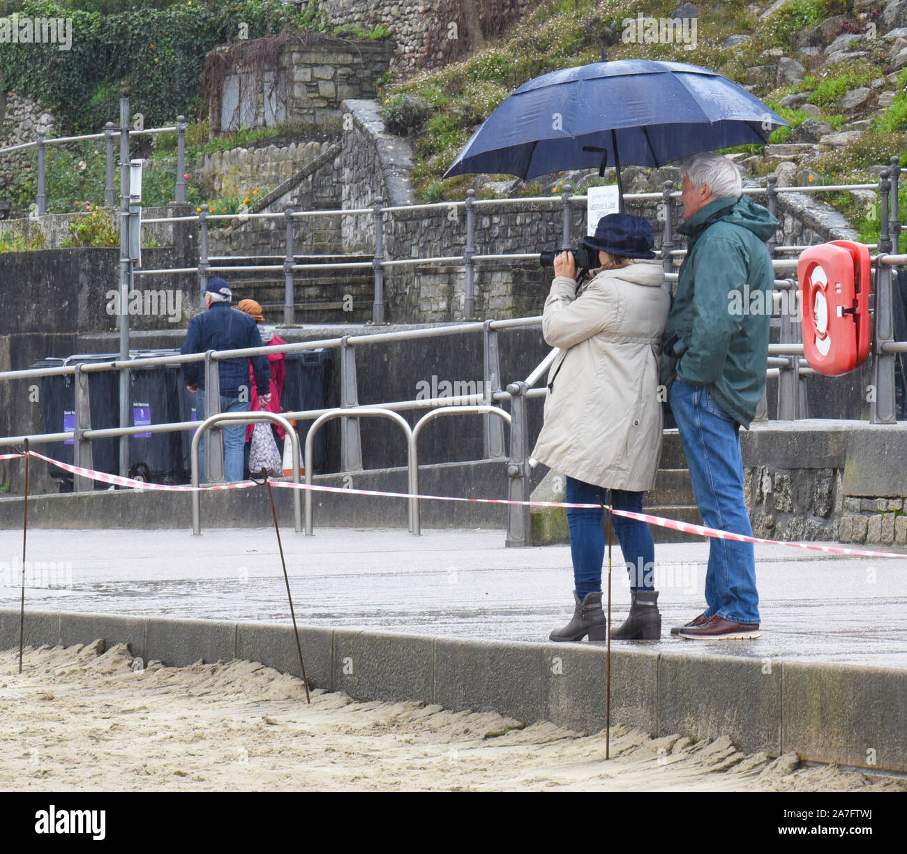 Lyme Regis, Dorset, Regno Unito. 2 novembre 2019. UK Meteo: I visitatori fotografano cosa è rimasto della spiaggia. Una grande area della bella spiaggia sabbiosa di Lyme Regis è cadonata dopo che la sabbia è stata lavata via durante le pesanti precipitazioni notturne Credit: DWR/Alamy Live News. Foto Stock