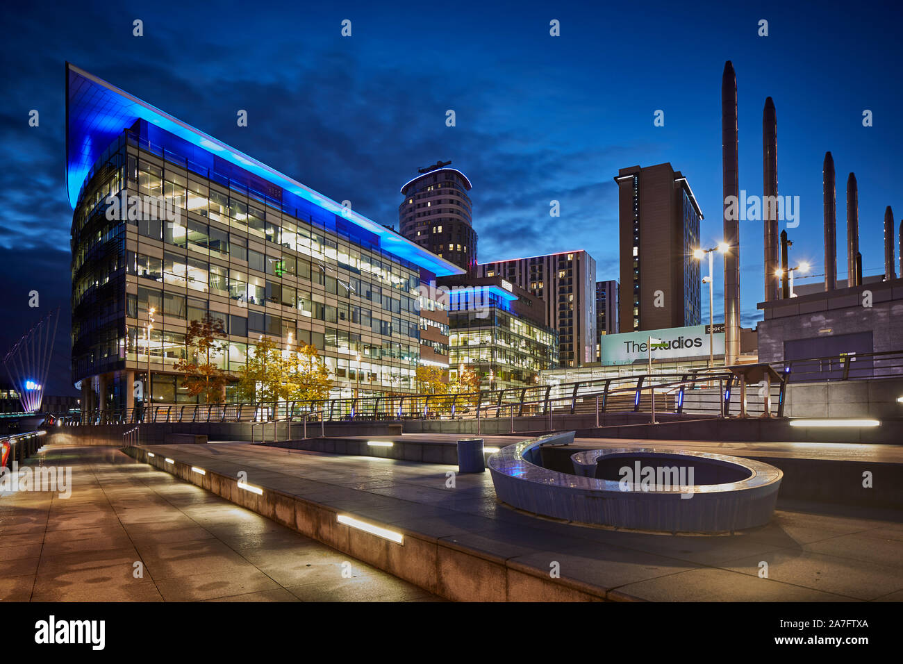 Notte a MediacityUK Salford Quays rigenerato docks, BBC nord hq Quay House plaza Foto Stock