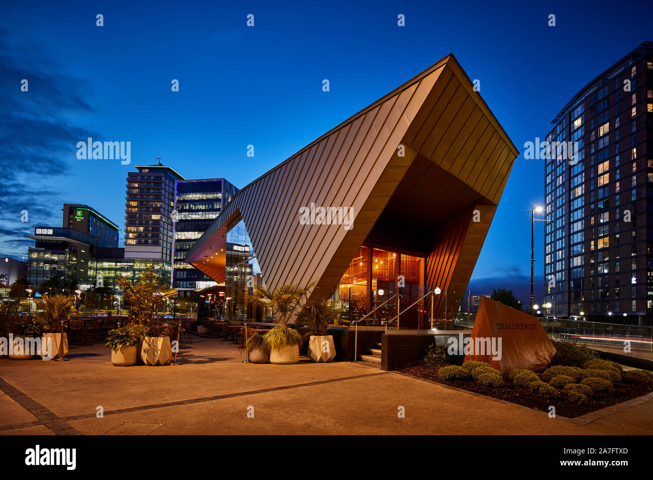 Notte a MediacityUK Salford Quays rigenerato docks, Reid architetti hanno progettato alchimista Media City con BBC studios e office HQ tutta la conca Foto Stock