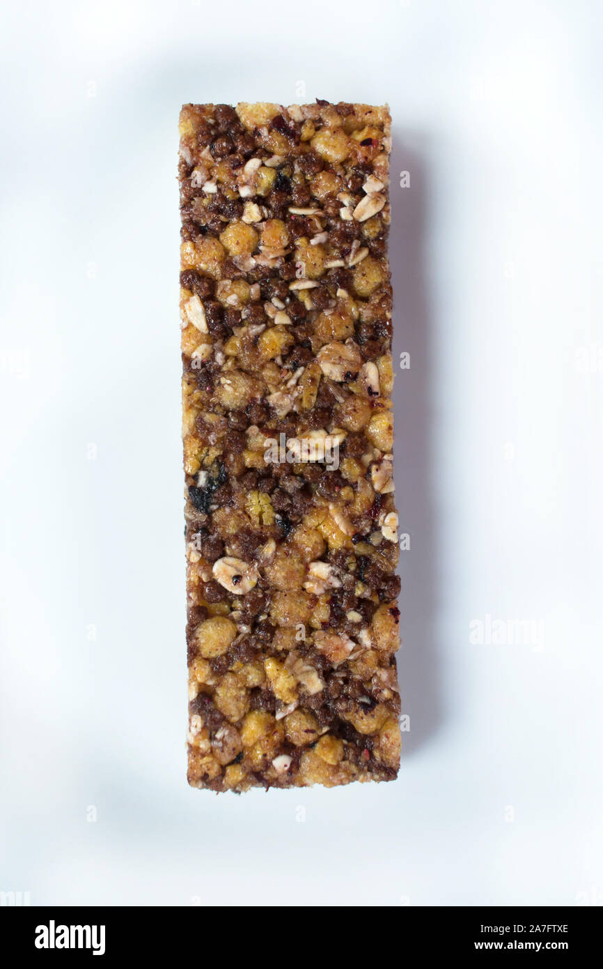 Uno granola bar è isolato su uno sfondo bianco. Foto Stock