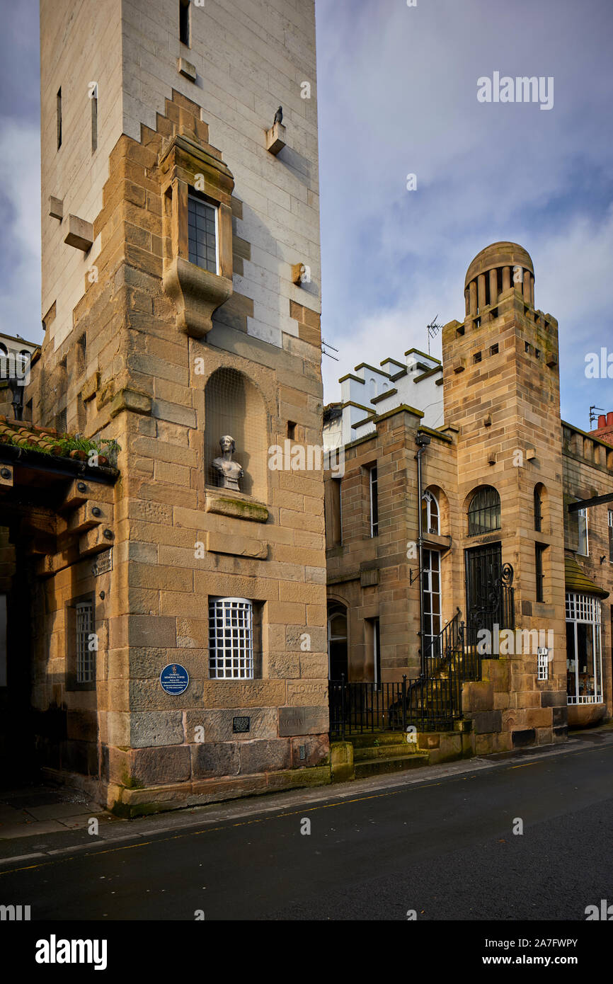 Città Knutsford, Cheshire. King Street, Grade II* elencati Gaskell Memorial Torre progettata da William Longworth per Richard Harding Watt Foto Stock