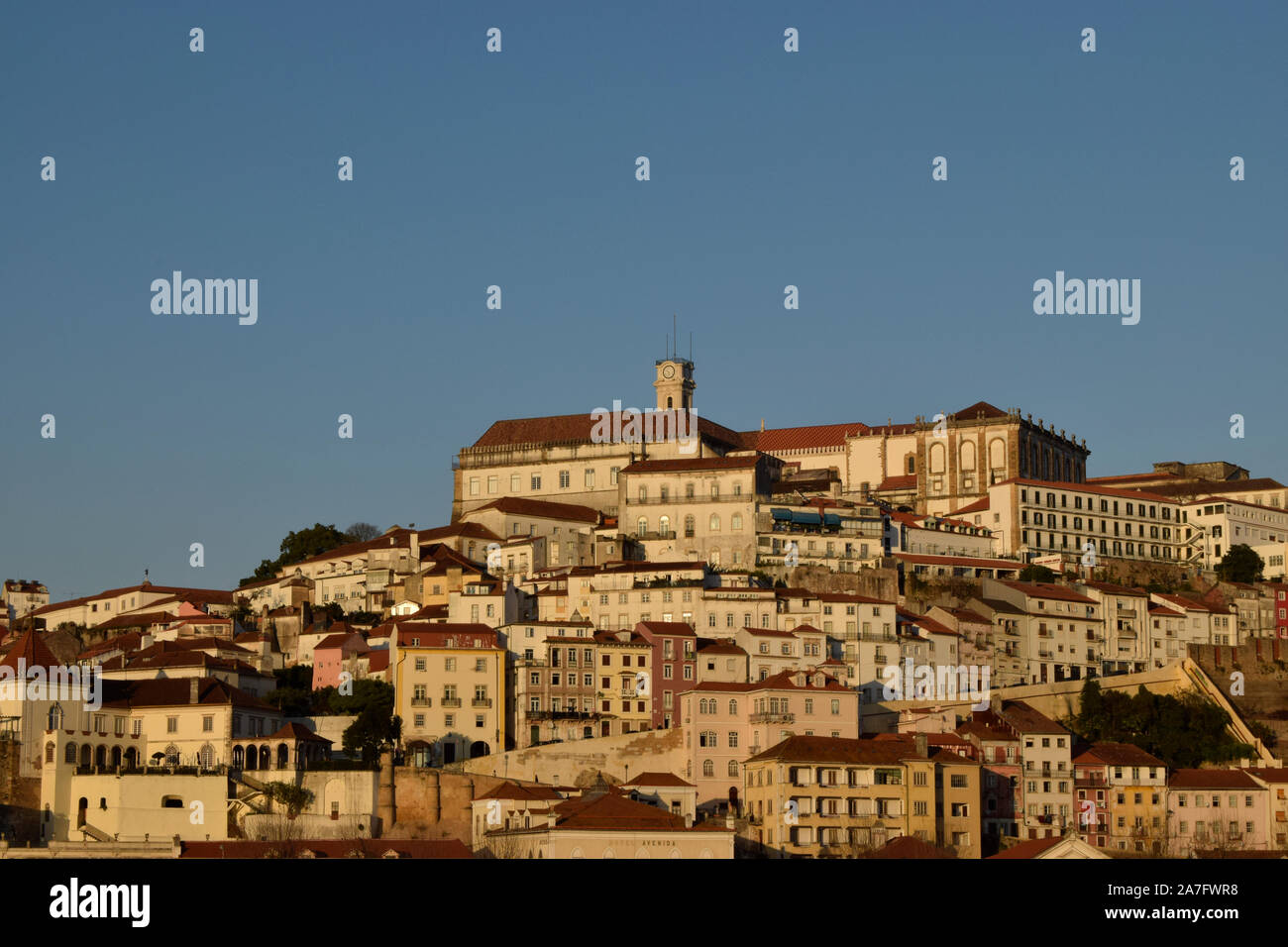 Vista serale della città vecchia di Coimbra Portogallo Foto Stock