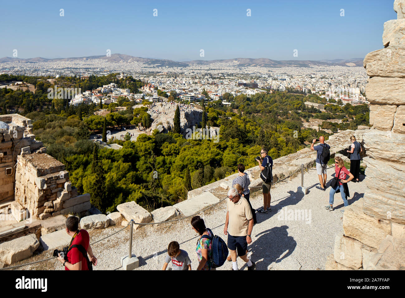 Atene capitale della Grecia vista dal punto di riferimento le rovine del tempio Parthenon Acropoli di Atene, situato sulla cima di una collina rocciosa, che domina la città di Atene Foto Stock