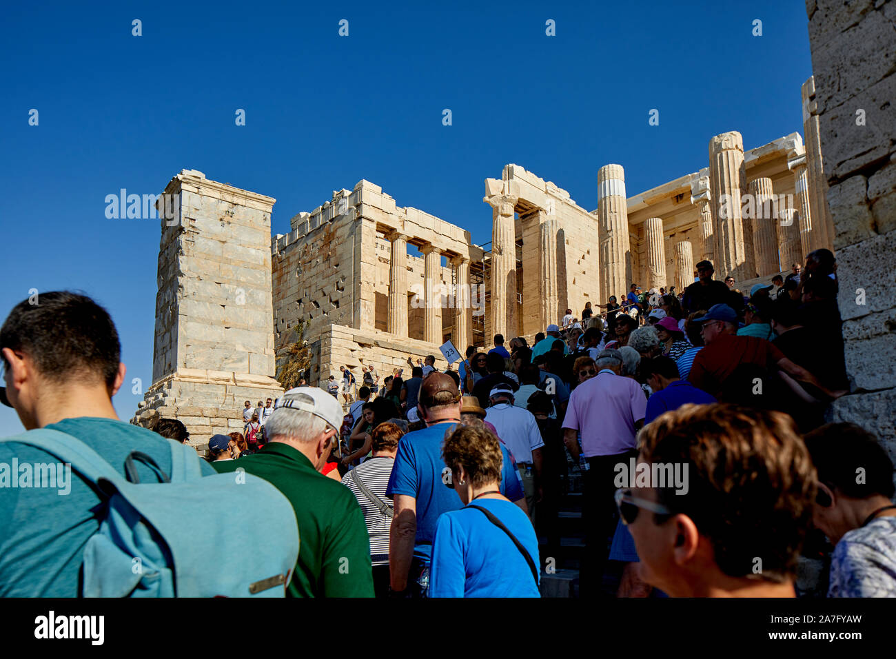 Atene capitale della Grecia del V secolo landmark rovine Tempio Parthenon Acropoli di Atene, situato sulla cima di una collina rocciosa, che domina la città di Atene Foto Stock