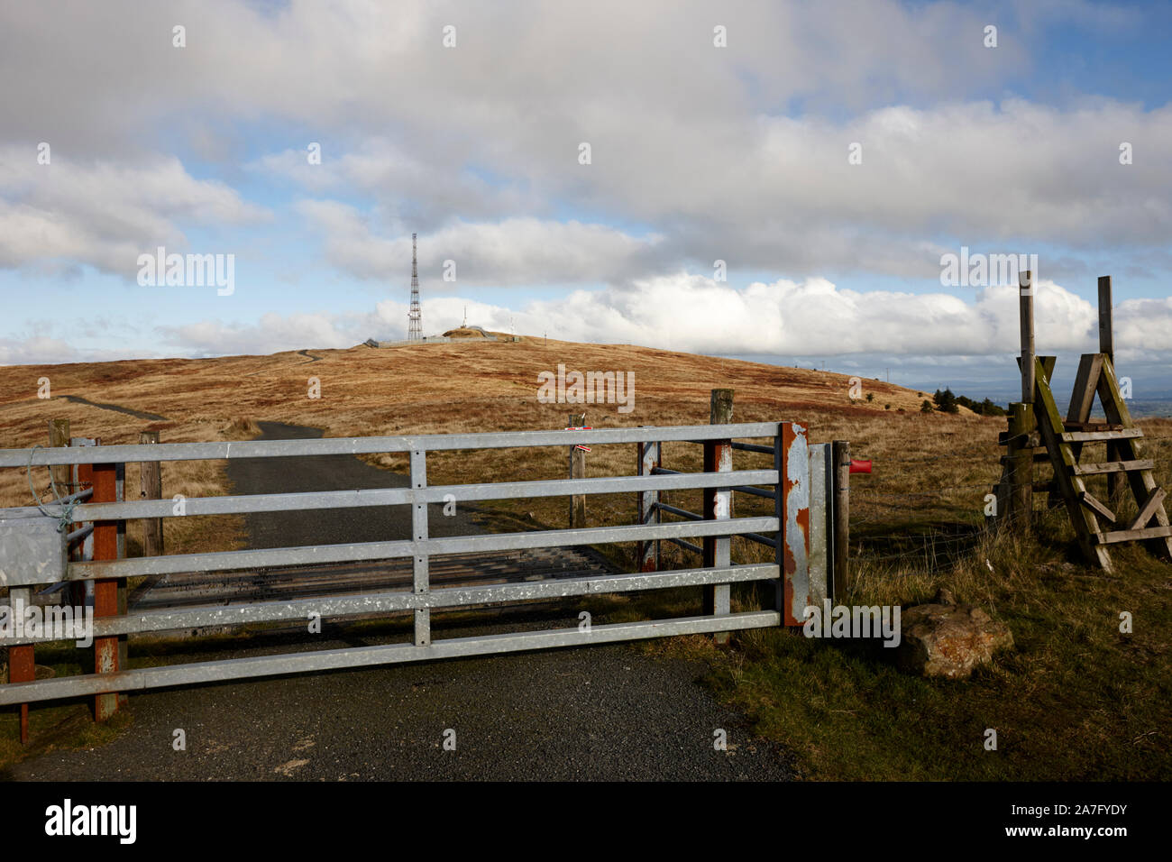 Road gate e stile di accedere al montante di telecomunicazioni sul vertice di Slieve Gallion County Londonderry Irlanda del Nord Foto Stock