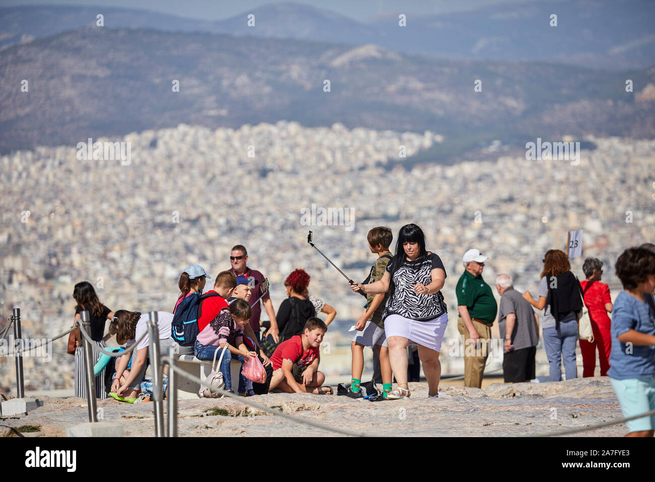 Atene capitale della Grecia vista dal punto di riferimento le rovine del tempio Parthenon Acropoli di Atene, situato sulla cima di una collina rocciosa, che domina la città di Atene Foto Stock