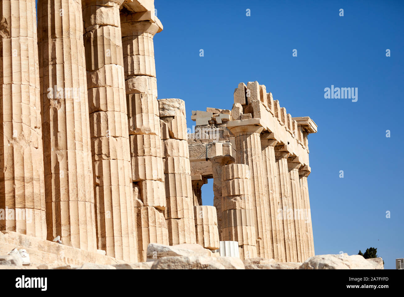 Atene capitale della Grecia del V secolo landmark rovine Tempio Parthenon Acropoli di Atene, situato sulla cima di una collina rocciosa, che domina la città di Atene Foto Stock