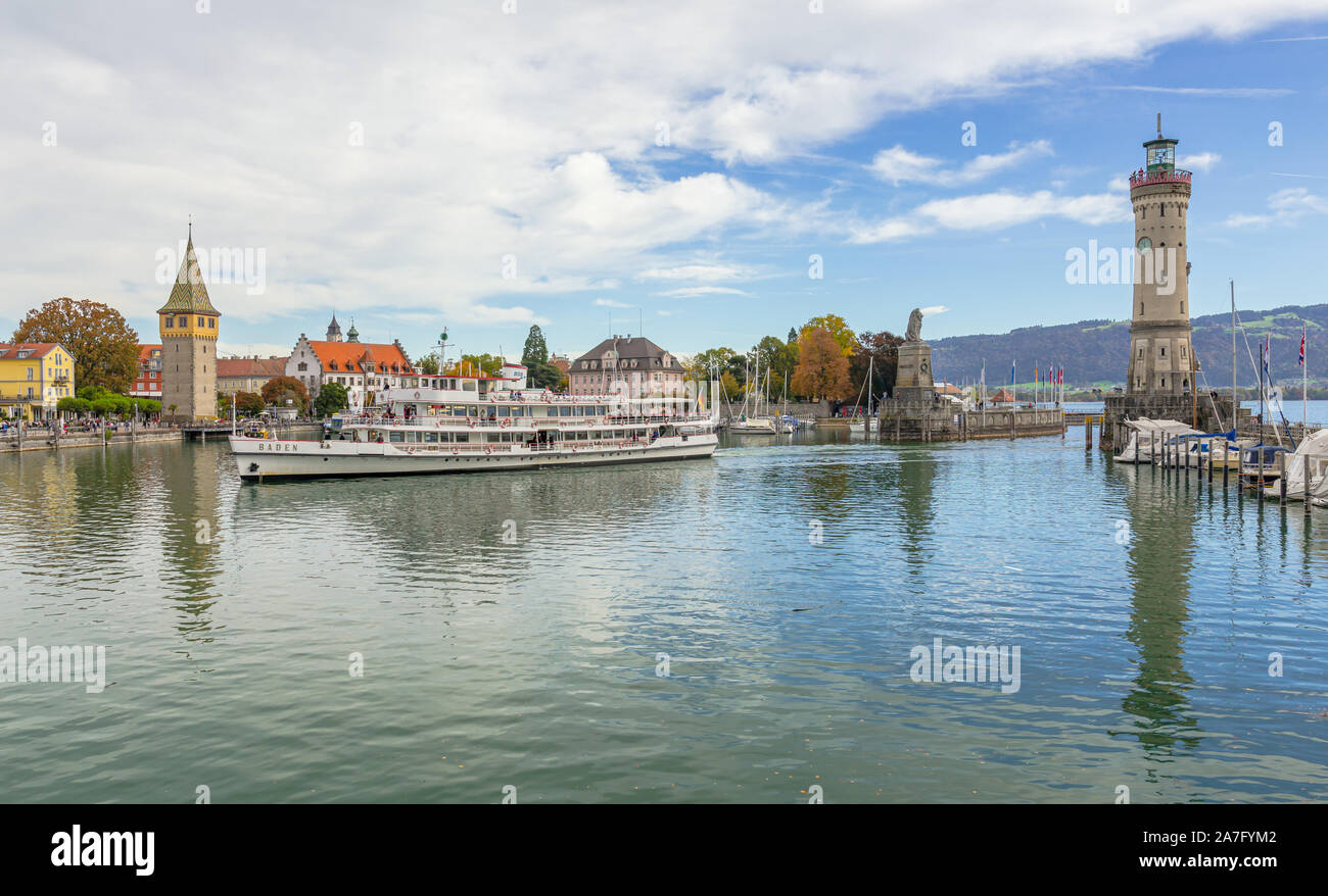 LINDAU, Germania - 15 ottobre 2019: la più antica nave della "Weisse Flotte' flotta prende il nome MS BADEN entra nel porto di Lindau sul Lago di Costanza Foto Stock