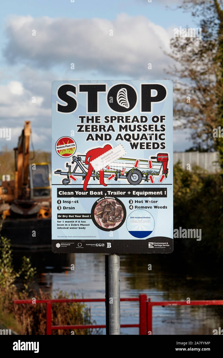 Segnale di avvertimento circa la diffusione delle zebra mussels ballyronan marina Lough Neagh County Londonderry Irlanda del Nord Foto Stock