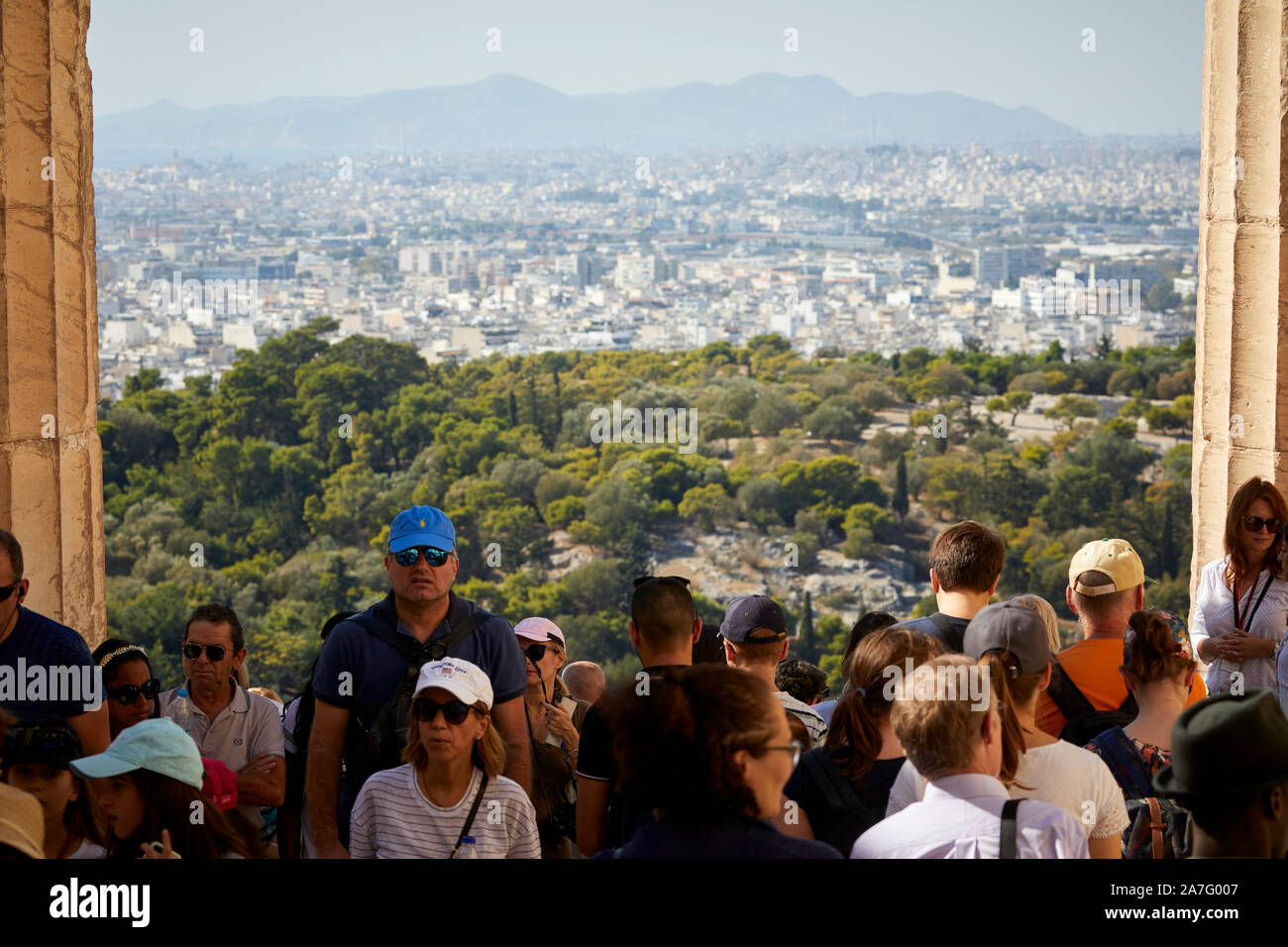 Atene capitale della Grecia vista dal punto di riferimento le rovine del tempio Parthenon Acropoli di Atene, situato sulla cima di una collina rocciosa, che domina la città di Atene Foto Stock
