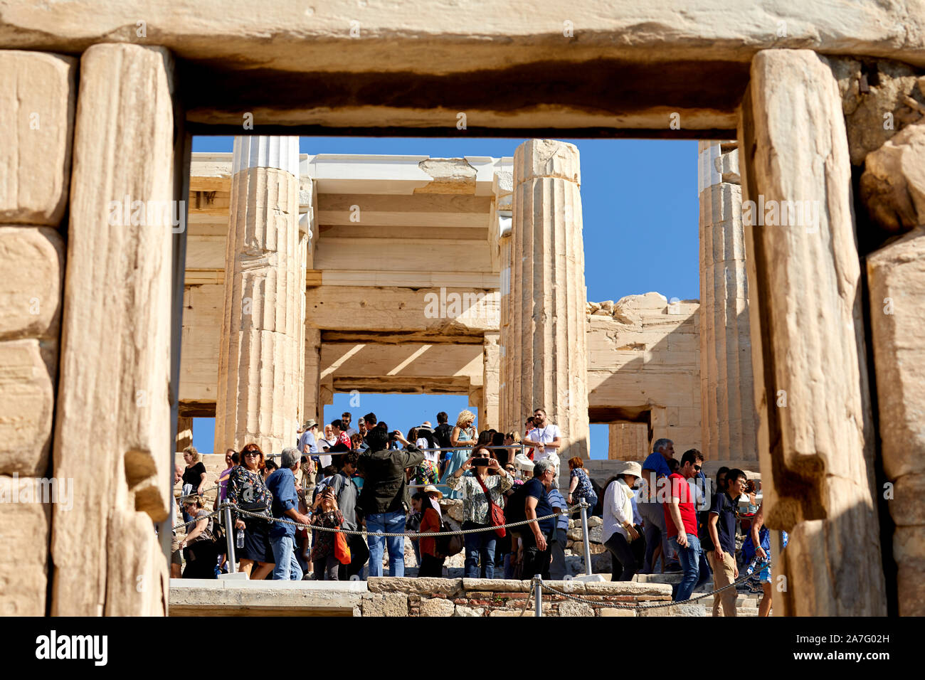 Atene capitale della Grecia del V secolo landmark rovine Tempio Parthenon Acropoli di Atene, situato sulla cima di una collina rocciosa, che domina la città di Atene Foto Stock