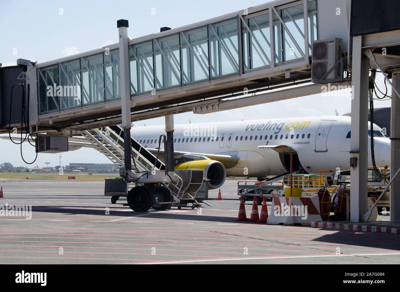 Passeggeri del trasporto aereo o a ponte Ponte a getto all aeroporto di Catania in attesa per gli aeromobili da allegare Foto Stock
