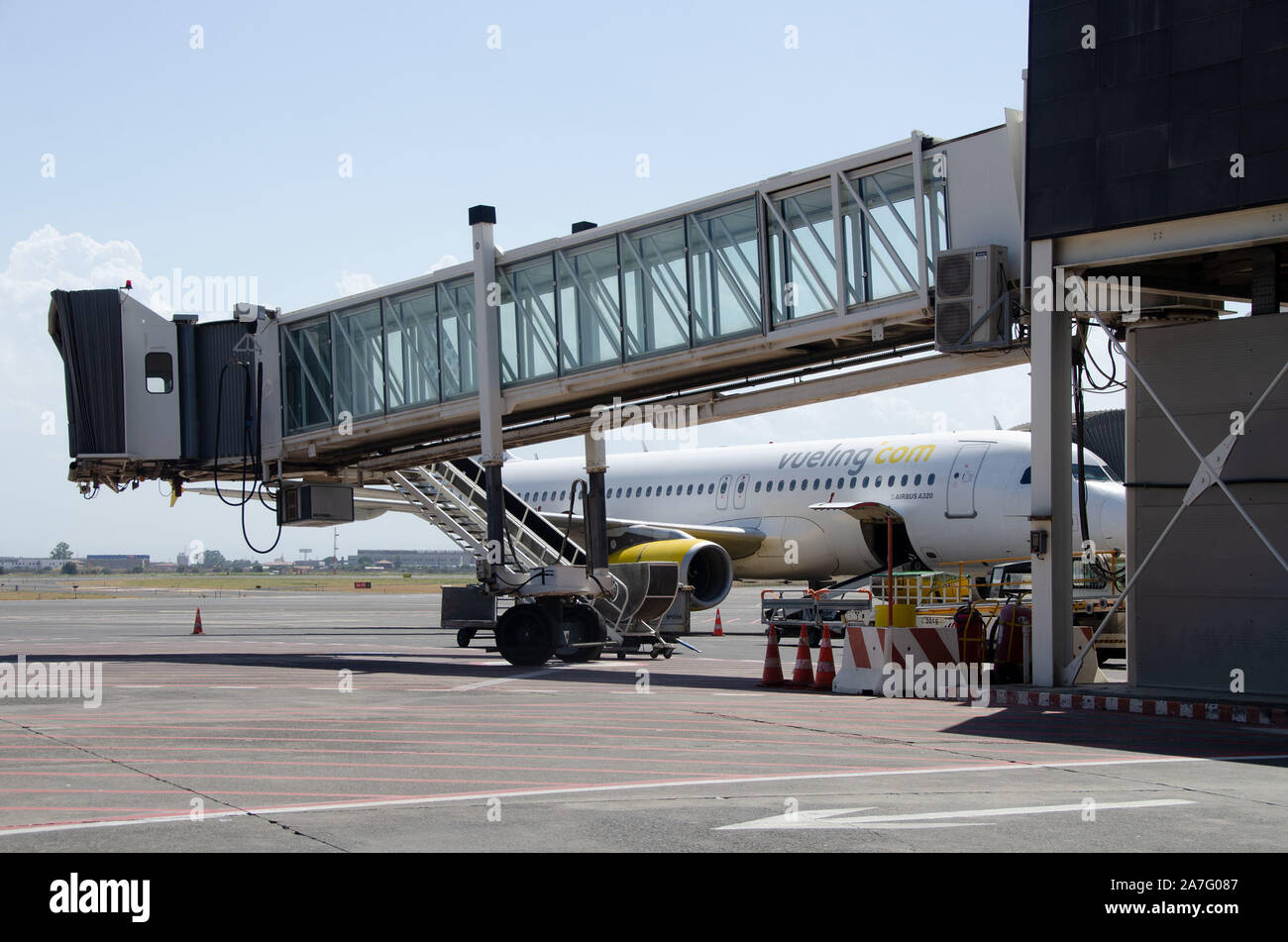 Passeggeri del trasporto aereo o a ponte Ponte a getto all aeroporto di Catania in attesa per gli aeromobili da allegare Foto Stock
