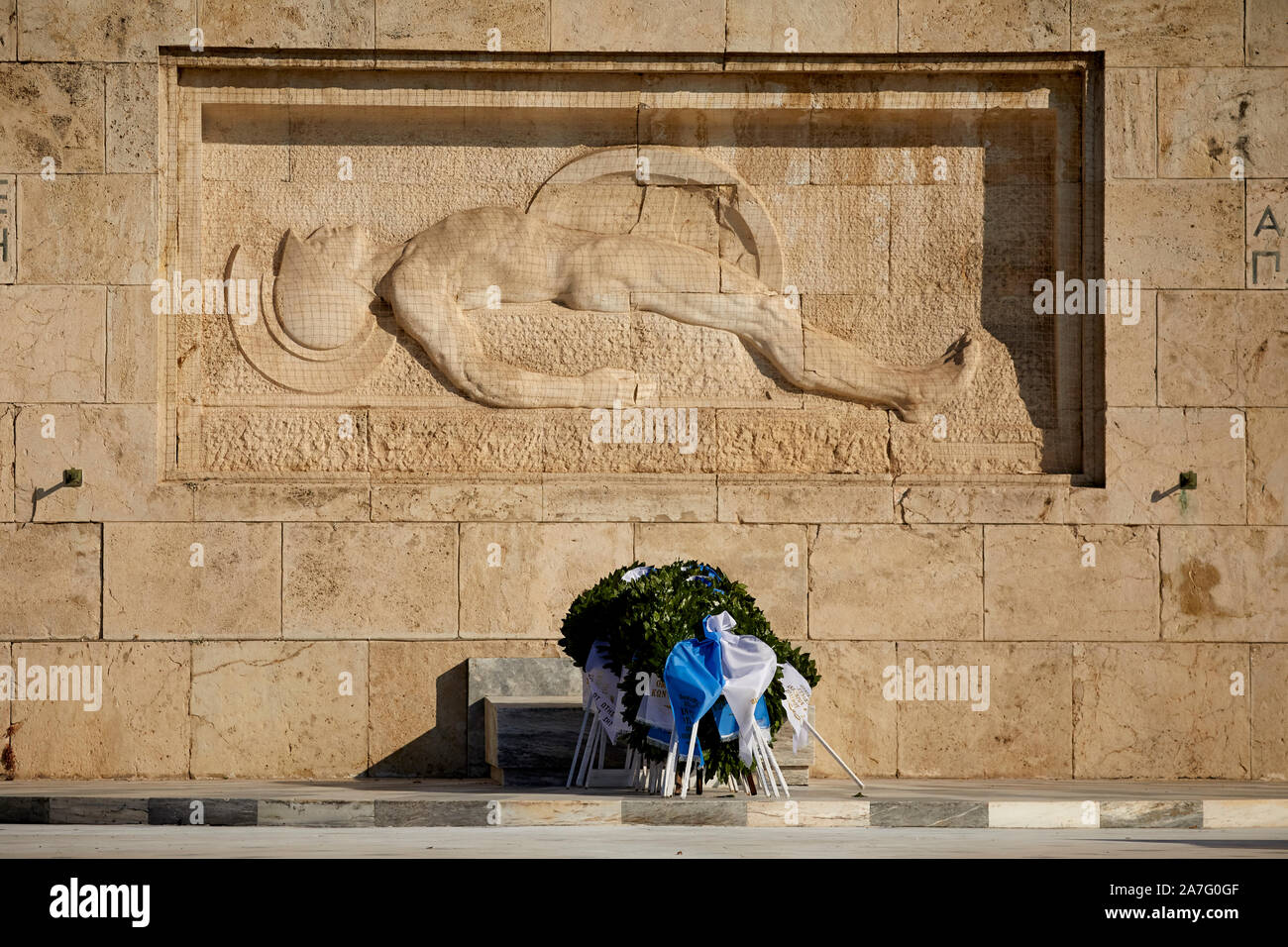 Atene capitale della Grecia Casa del Parlamento austero edificio neoclassico tomba del Milite Ignoto ingresso Foto Stock