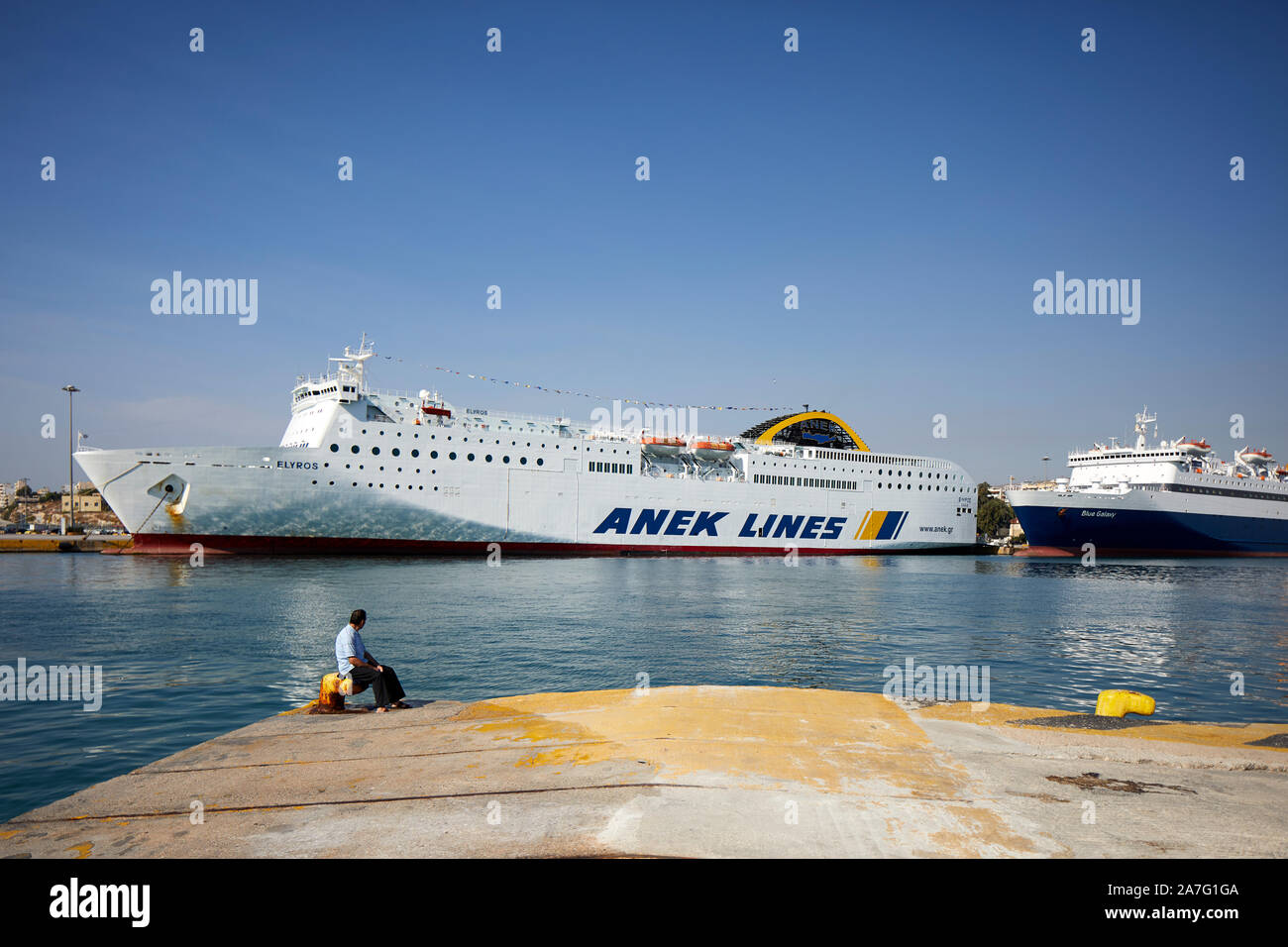 Dal Porto di Piraeus città Grecia brocca navi attendono il loro dovere successivo Foto Stock