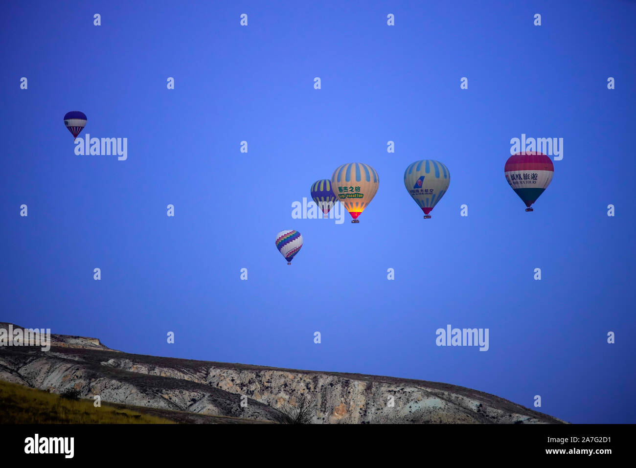 Mongolfiera Volare oltre il fantastico paesaggio di roccia a Cappadocia, Anatolia, Turchia. Foto Stock